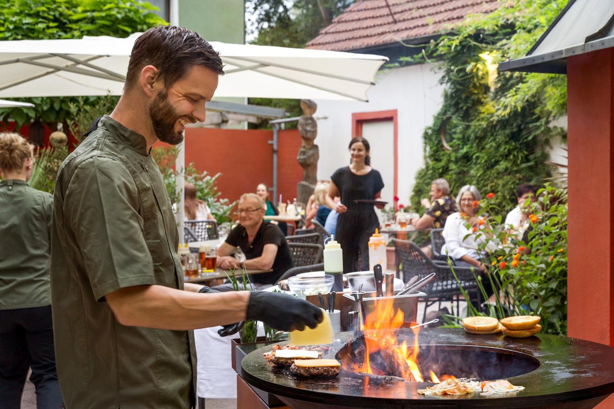 Wirtshaus & Hotel Goldener Greif Edelsfeld Eksteriør bilde