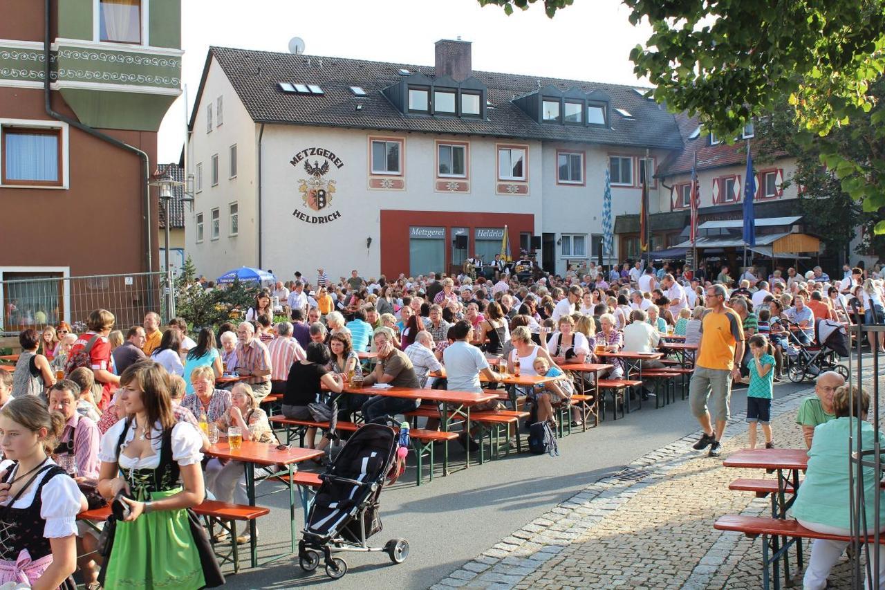 Wirtshaus & Hotel Goldener Greif Edelsfeld Eksteriør bilde